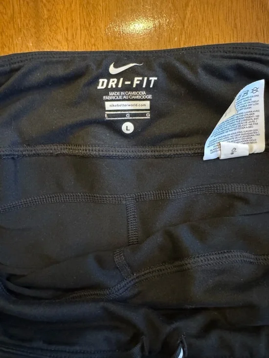 Nike Black Leggings with Small White Swoosh - Picture 5 of 8